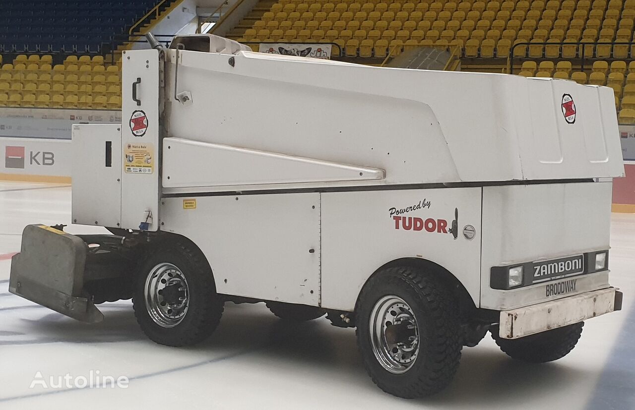 Аренда ледоуборочной машины Zamboni 552 Electric Чехия Rajhrad, GY38105